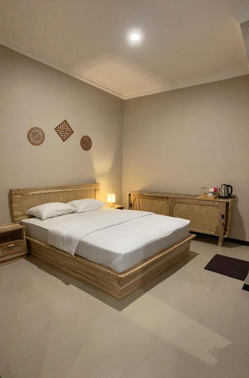 1 dormitorio con 1 cama grande en una habitación en Pesona Guesthouse Syariah Malang, en Kotalama