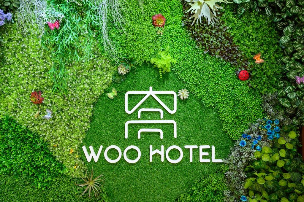 a garden with a sign that reads woo motel at Ueno Woo Hotel in Tokyo