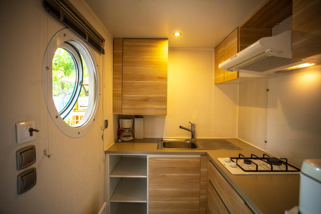 Kuchyň nebo kuchyňský kout v ubytování Camping Clarà