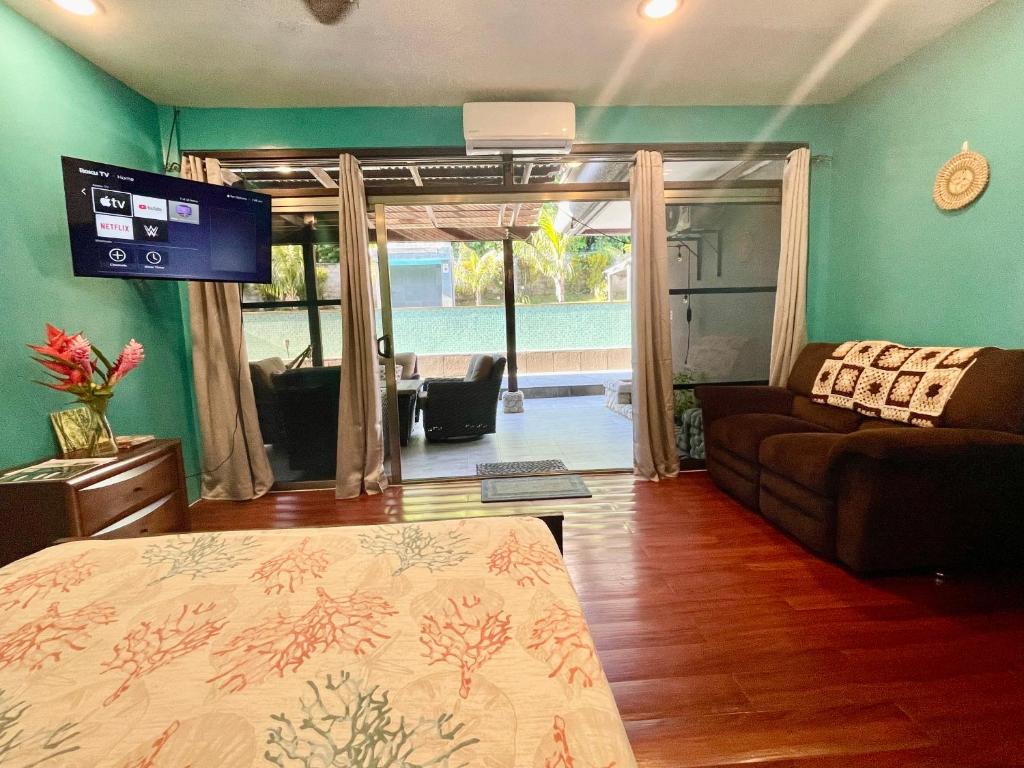 Posezení v ubytování Ngermid Oasis- 2 BD Master Suite