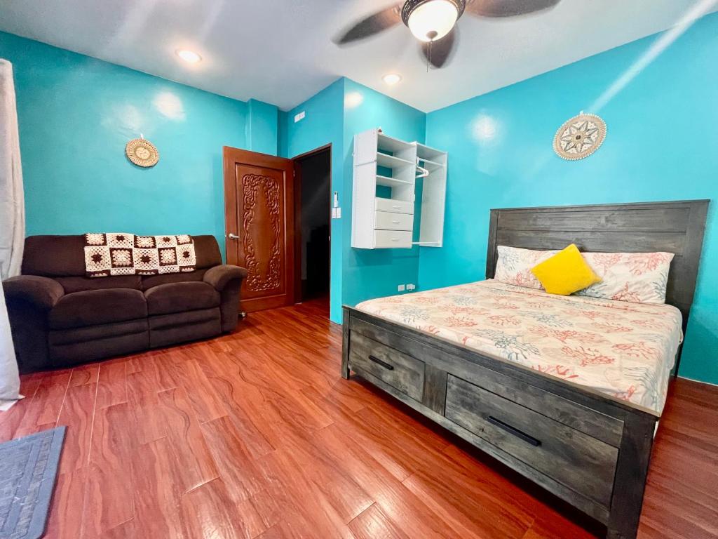 Postel nebo postele na pokoji v ubytování Ngermid Oasis- 2 BD Master Suite