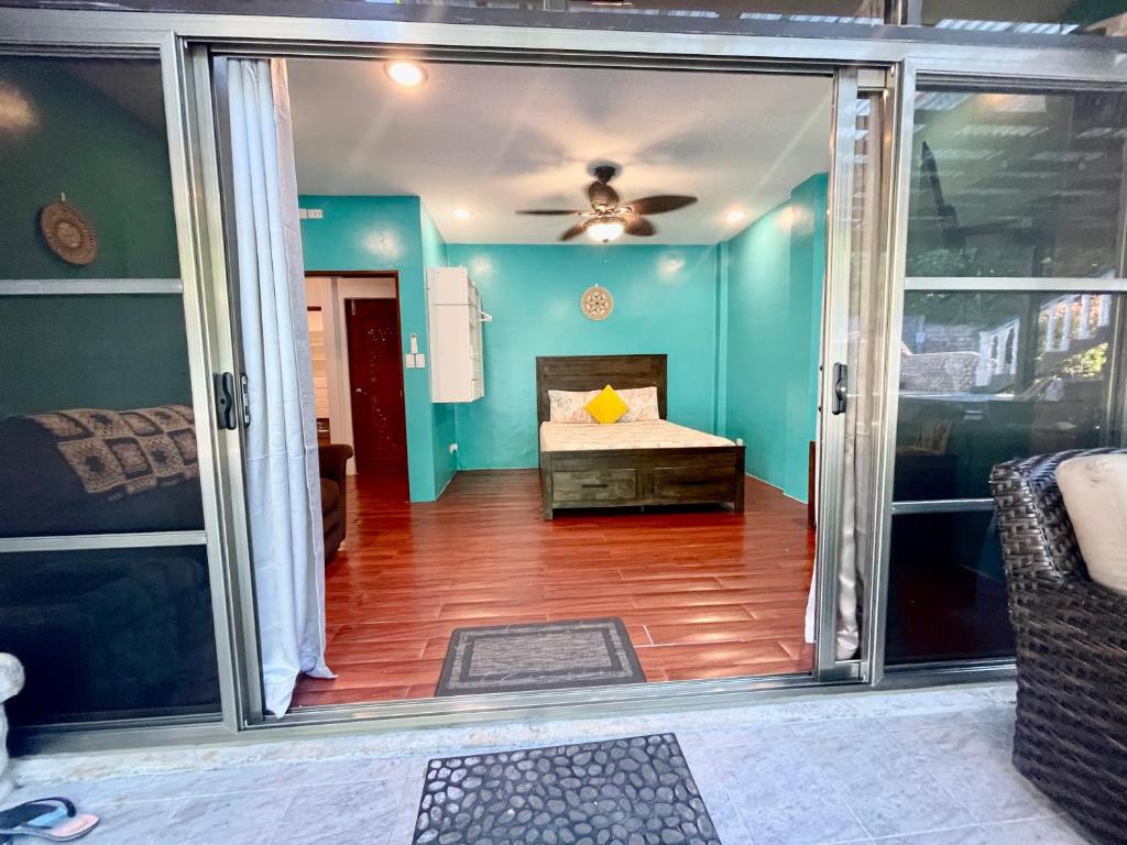 Postel nebo postele na pokoji v ubytování Ngermid Oasis- 2 BD Master Suite
