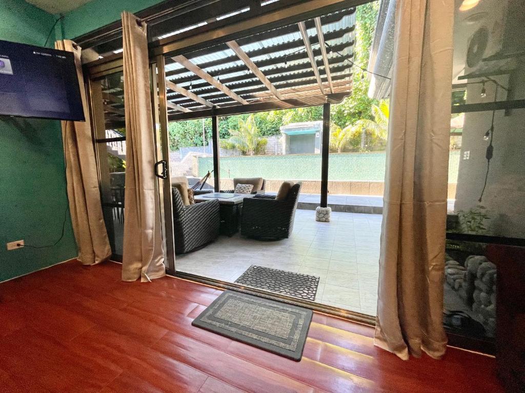 Posezení v ubytování Ngermid Oasis- 2 BD Master Suite