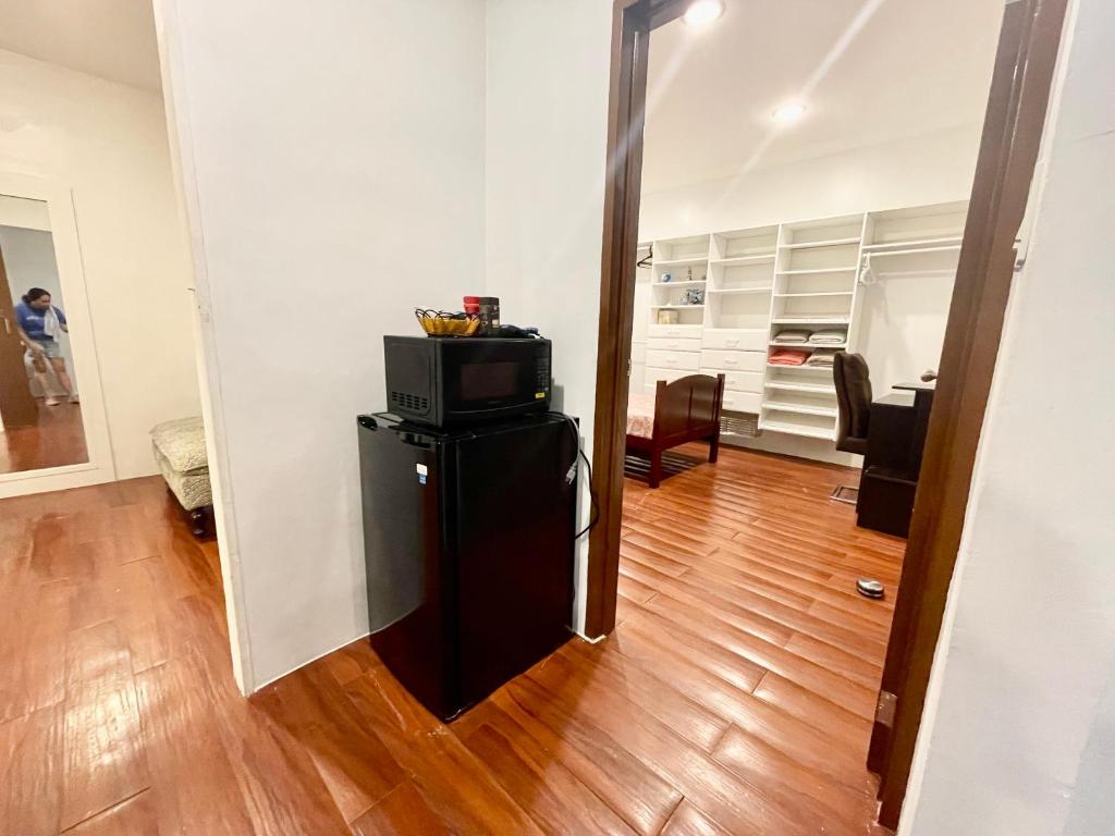 TV a/nebo společenská místnost v ubytování Ngermid Oasis- 2 BD Master Suite