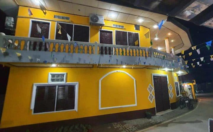 Muang KhôngにあるMR Mo Guest Houseの黄色の建物(バルコニー付)