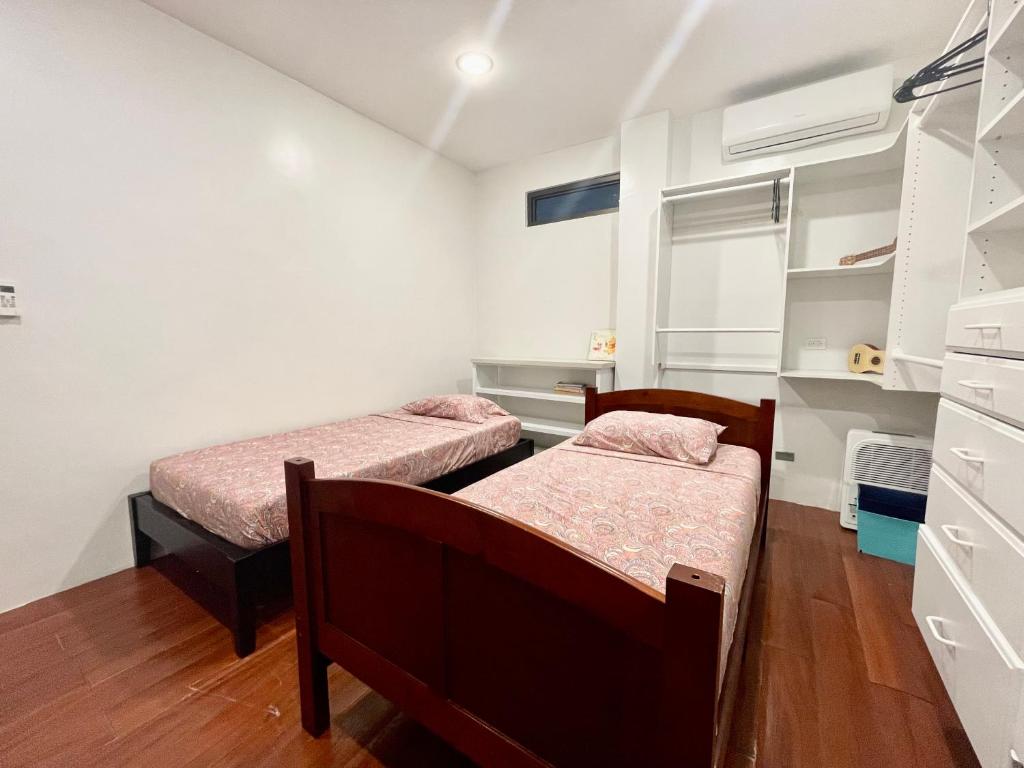 Postel nebo postele na pokoji v ubytování Ngermid Oasis- 2 BD Master Suite