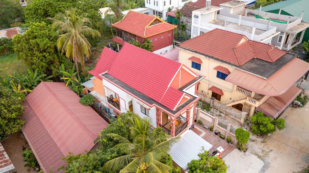 une vue sur le toit d'une maison aux toits rouges dans l'établissement The Khmer House Villas, à Siem Reap