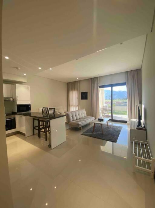 Kuchyň nebo kuchyňský kout v ubytování Lovely studio apartment inside Jebel Sifah resort