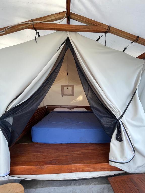 Postel nebo postele na pokoji v ubytování Bali Sunrise Camp & Glamping