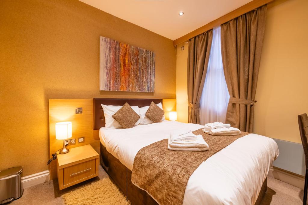 une chambre d'hôtel avec un lit et une fenêtre dans l'établissement The Shoreditch Inn, à Londres