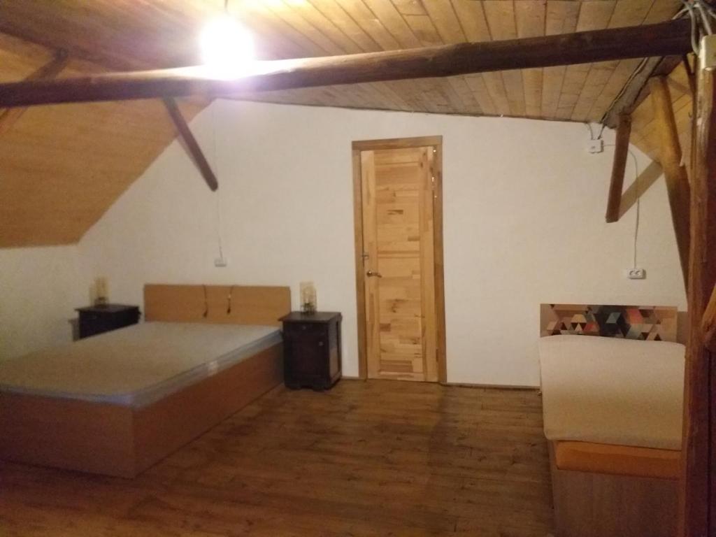 Studio cu bucatarie , baie , scara interioara , etaj cu dormitor openspace , curte cu grill, terasa - Casa De Vacaciones