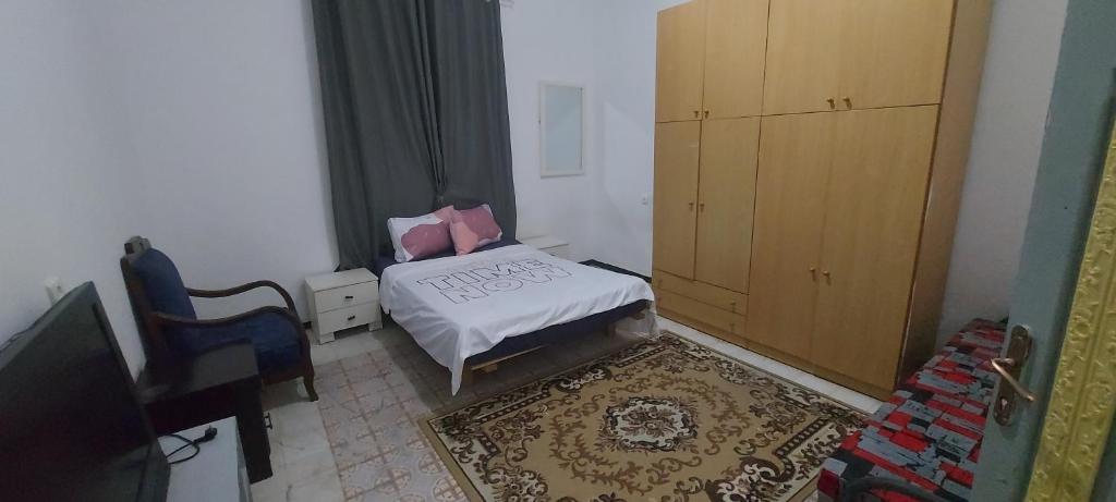 Dormitorio pequeño con cama y vestidor en Израиль Хайфа Адар, en Haifa