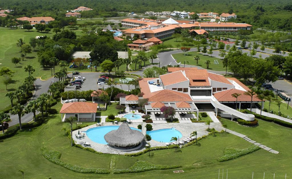 Una vista aérea de un complejo turístico con piscina. en Metro Golf Villa, en Paraíso