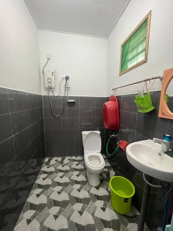 パリト・ブンターにあるNipah Medium Roomstay Parit Buntarのバスルーム(トイレ、洗面台付)