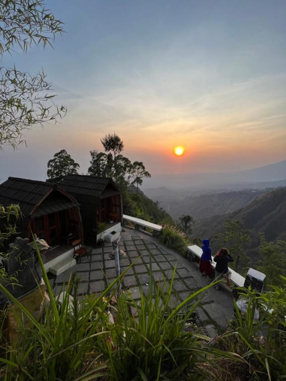 Blick auf den Sonnenuntergang von der Spitze eines Berges in der Unterkunft Bali Sunrise Camp & Glamping in Kintamani