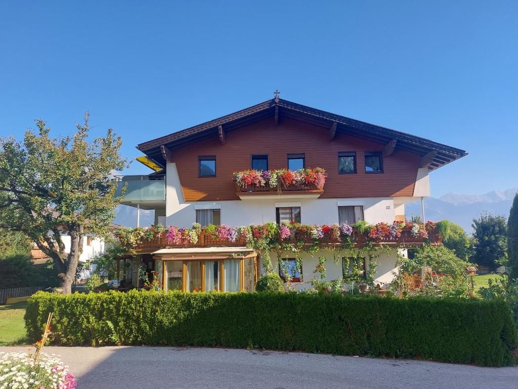 een huis met bloembakken aan de zijkant bij Haus Muigg in Innsbruck