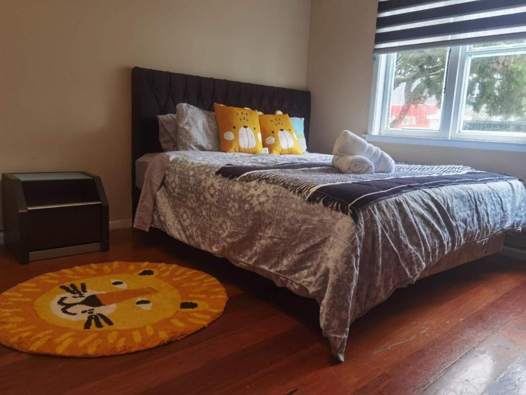 1 dormitorio con cama y alfombra en el suelo en Mt Eden Master Suite RM1, en Auckland