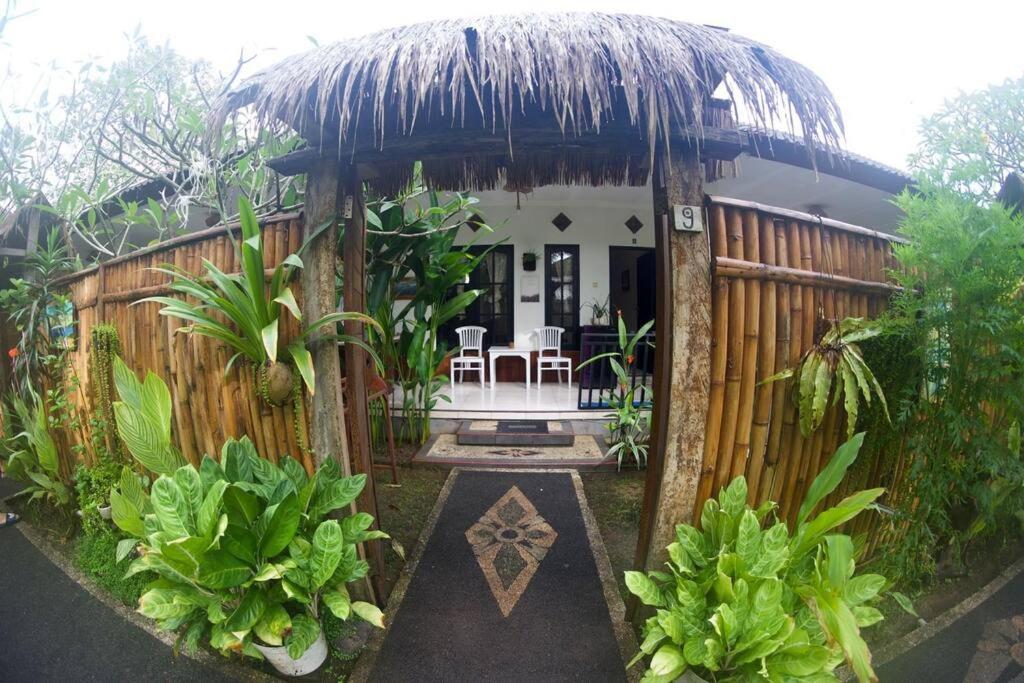 una pequeña casa con techo de paja en Jepun Villas 11 - One Bedroom with kitchen, en Uluwatu