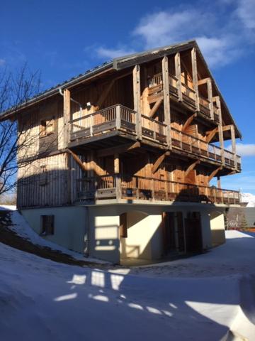 Cette maison en bois dispose d'un balcon. dans l'établissement Chalet des cimes, à La Toussuire