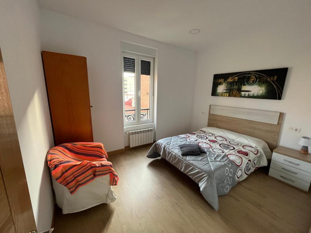 1 dormitorio con cama y ventana en Alba Renueva 6, en León