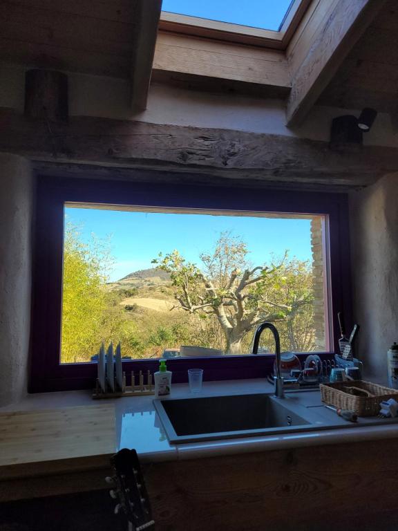 una ventana sobre un fregadero con vistas a un árbol en Casa della Casa, en San Severino Marche