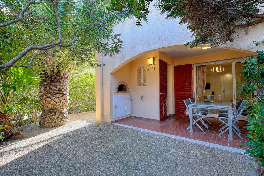 Το κτήριο όπου στεγάζεται  το διαμέρισμα