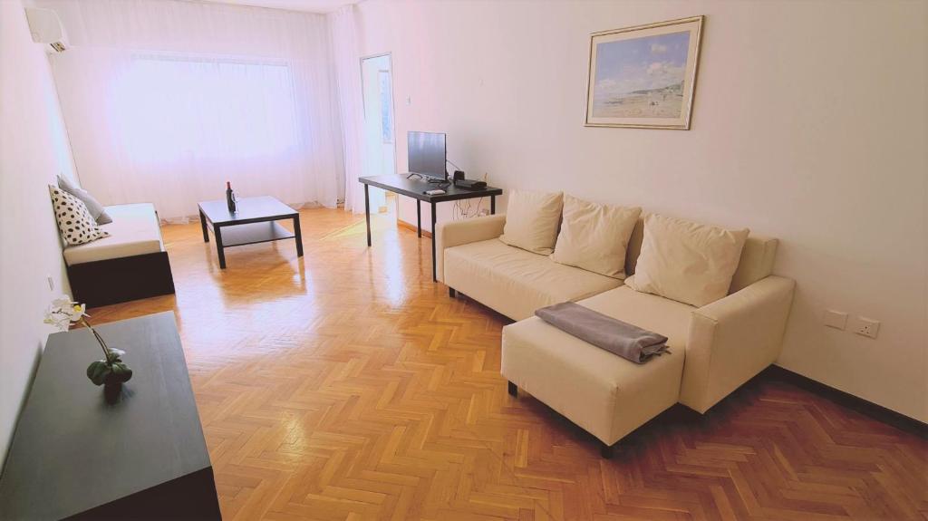 - un salon avec un canapé et une table dans l'établissement STAY Virtuoso Apartment Nicosia, à Nicosie
