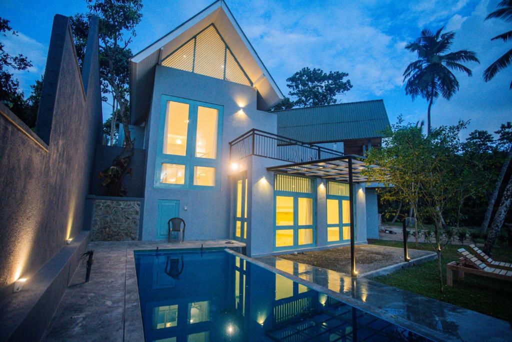 una casa con piscina di fronte a una casa di Greencliff Mirissa a Mirissa