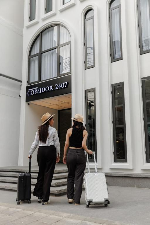 CORRIDOR 2407 - Resim 1