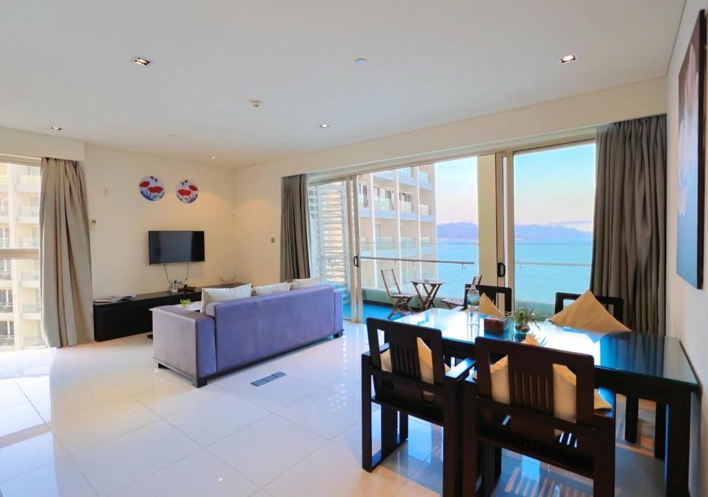 TV/trung tâm giải trí tại Luxury Seaview Apartments managed by Anh