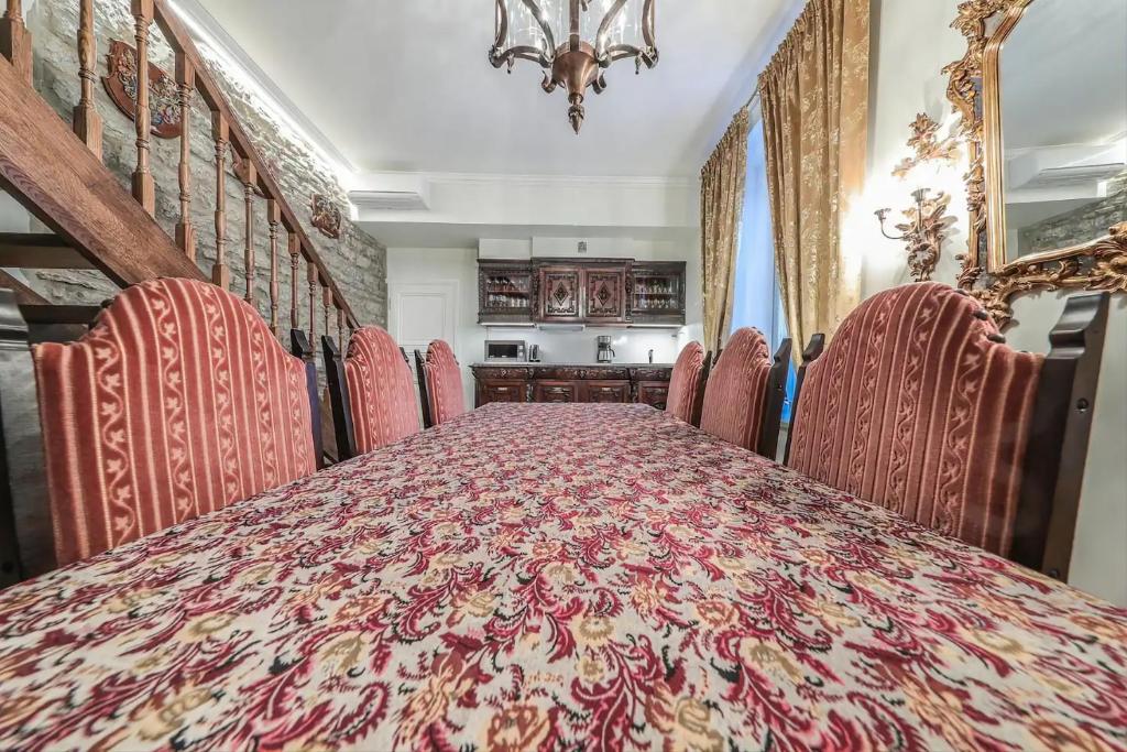 Posezení v ubytování Luxury Medieval 2 Storey apartment with Antique Furniture in Old Town
