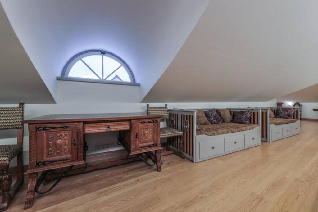 Posezení v ubytování Luxury Medieval 2 Storey apartment with Antique Furniture in Old Town