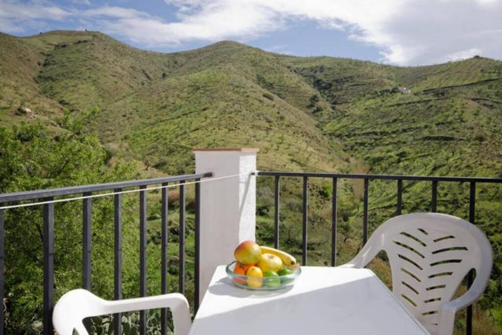 - un bol de fruits sur une table sur un balcon avec des montagnes dans l'établissement Cortijo Grande Studio, à Rubite