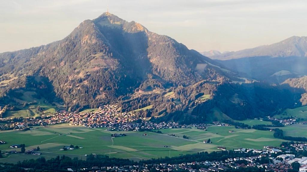 una vista aerea di una città di fronte a una montagna di Landhaus Bergheimat in Burgberg für bis zu 14 Personen a Burgberg im Allgäu