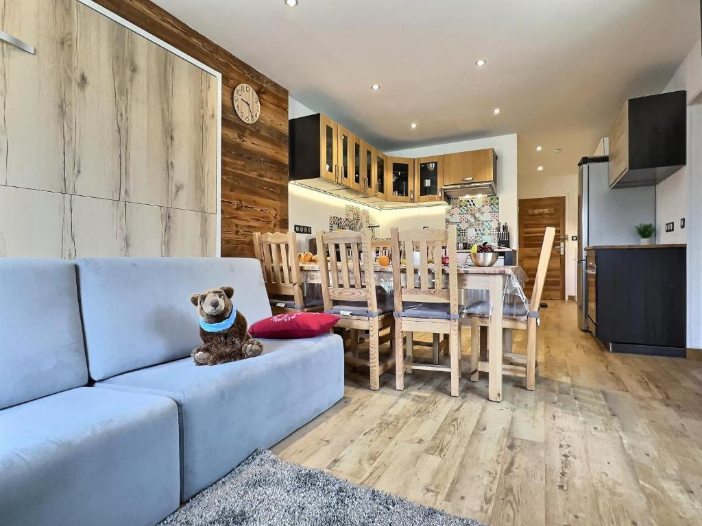a living room with a couch and a dining room at Appartement 6 personnes avec Parking Couvert - 1 chambre - 4 lits - Netflix & wifi haut débit in Tignes