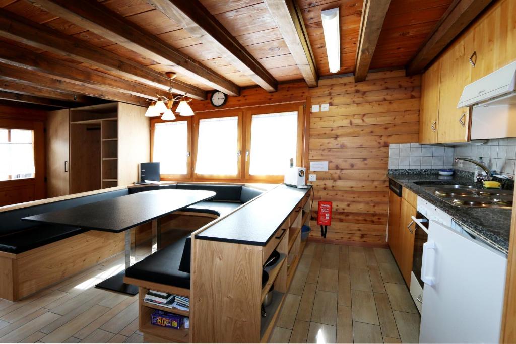 Kuchyň nebo kuchyňský kout v ubytování Chalet Heimeli