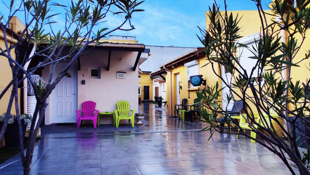 un patio con sillas coloridas y una mesa en La Sérénade Numéro 5, en Montreuil