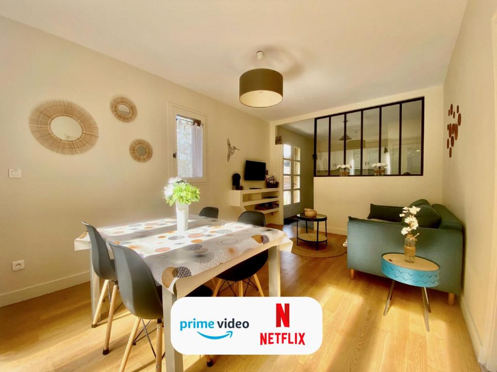 uma sala de estar com uma mesa de jantar e um sofá em Gîte tout confort entre Marmande et Tonneins em Birac-sur-Trec