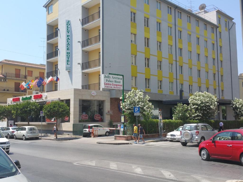シラクーサにあるAretusa Palace Hotelの車が停まる街道