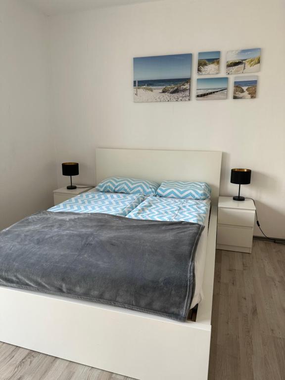 Un dormitorio blanco con una cama y dos mesitas de noche. en Living Lu - cosy Apartment two - Netflix - Mannheim - BASF - 2 Zimmer, en Ludwigshafen am Rhein