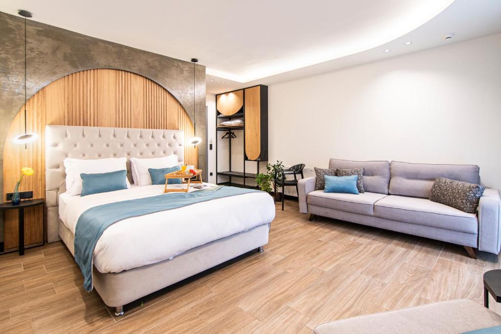 アレクサンドルポリスにあるThalassa Apart Hotelのベッドルーム(大型ベッド1台、ソファ付)