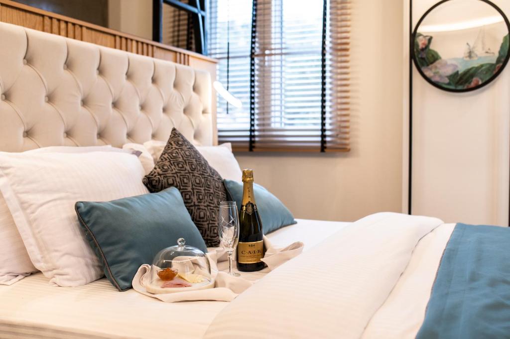 Łóżko lub łóżka w pokoju w obiekcie Thalassa Apart Hotel