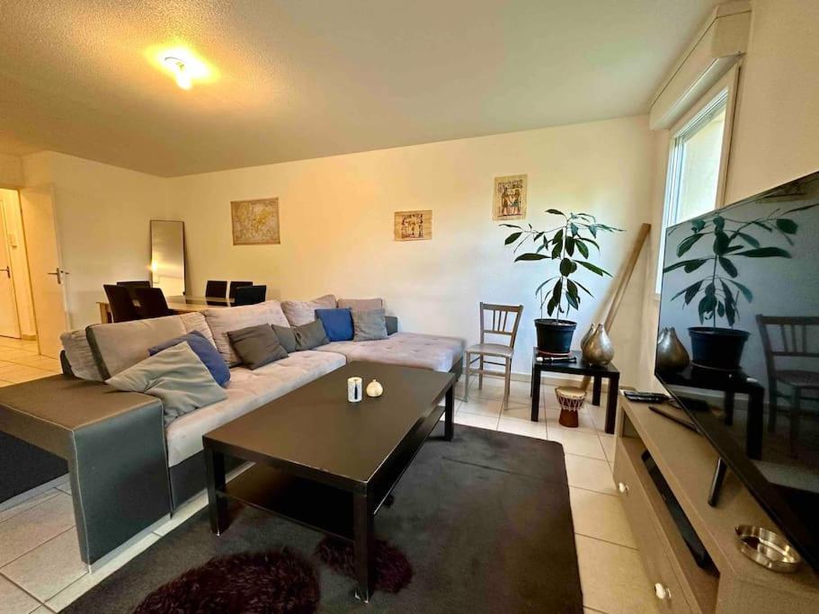 uma sala de estar com um sofá e uma mesa em T3 Georges Beljean - DABNB em Limoges