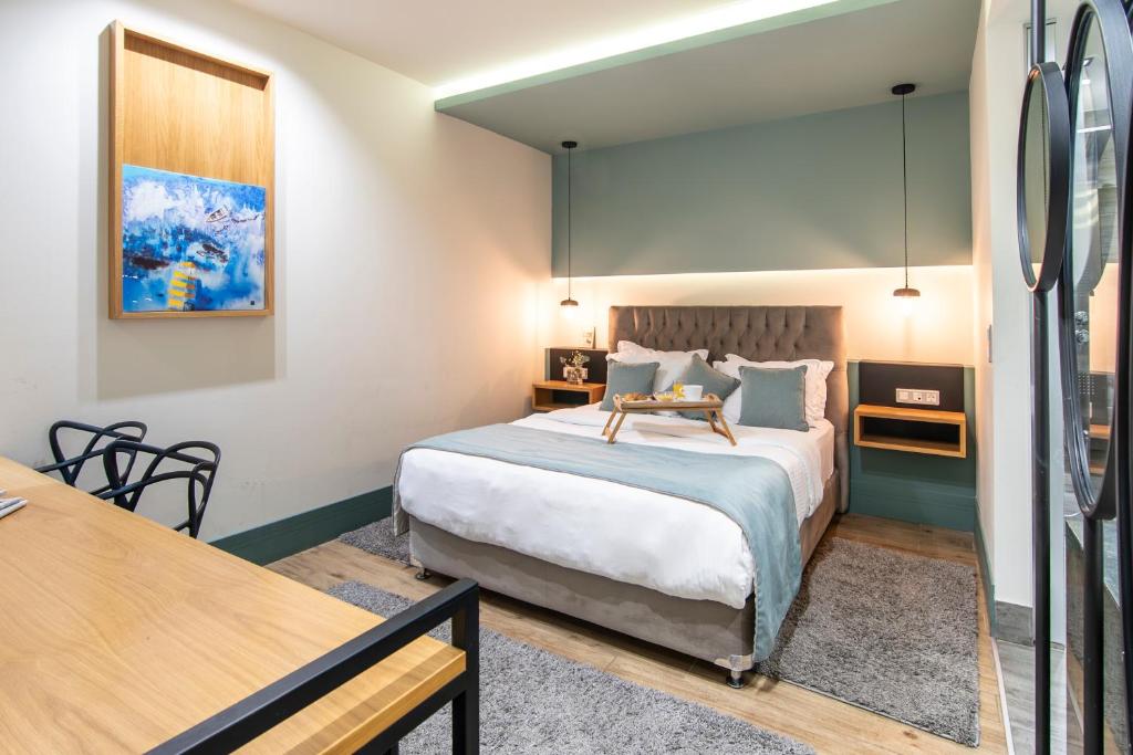 Łóżko lub łóżka w pokoju w obiekcie Thalassa Apart Hotel