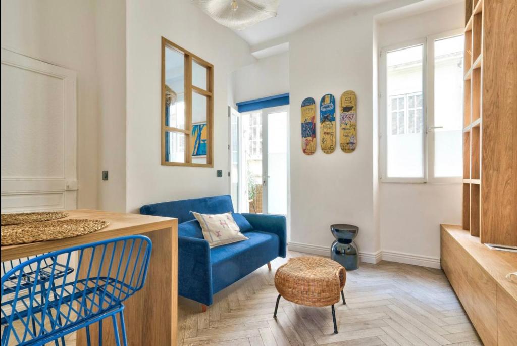 un salon avec un canapé bleu et une chaise dans l'établissement Proche du Vieux-Port, avec balcon, à Marseille