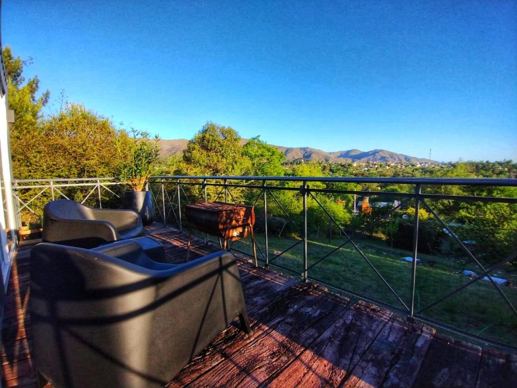 balcón con vistas a las montañas en La Loma en Villa Giardino