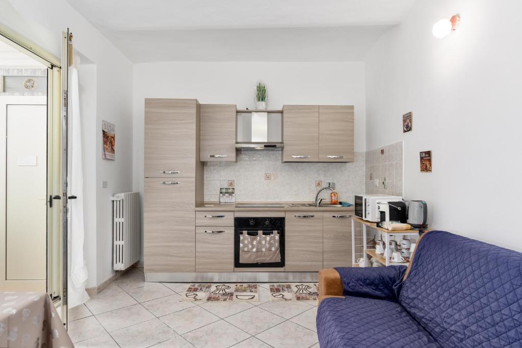 cocina con sofá azul en una habitación en [10 min Torino] Moderna Casa Due Piani con Cortile, en Moncalieri