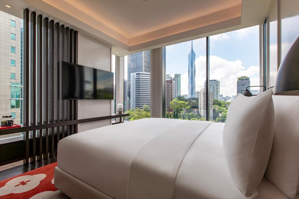 Hotel Indigo Kuala Lumpur bathroom and city view