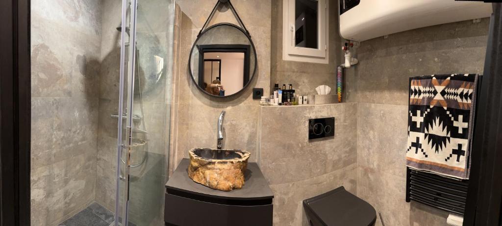a bathroom with a shower and a sink and a mirror at Appartement vue Tour Eiffel paris 16 Eme in Paris