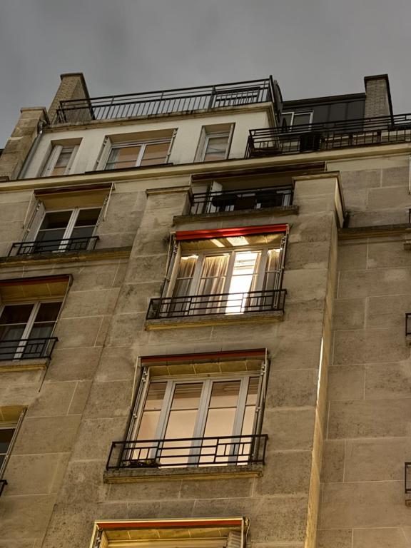 a tall building with windows and balconies at Appartement vue Tour Eiffel paris 16 Eme in Paris